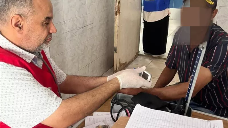 حملة 100 يوم صحة تواصل خدماتها بمبادرة الأمراض المزمنة بقافلة بمستشفى السويس