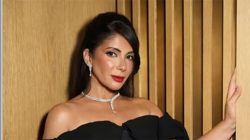 منى زكي بإطلالة جذابة في افتتاح مطعم Carbone في دبي 