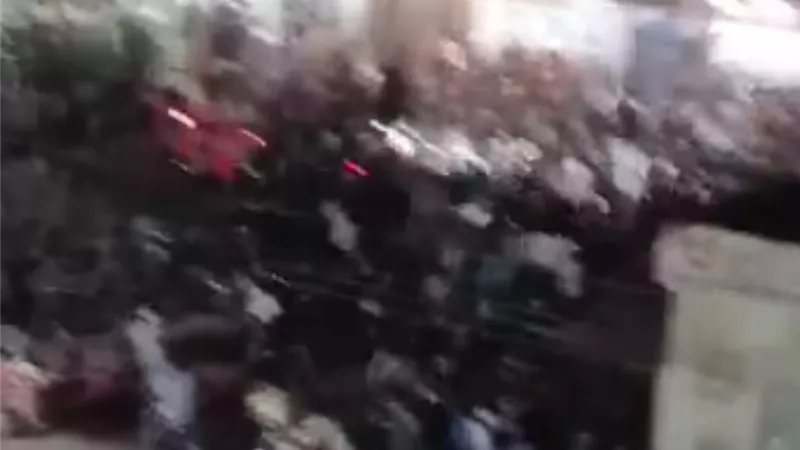 سكان النزهة الجديدة: نعيش إزعاجًا يوميًا بسبب تجمعات أسفل العقارات 