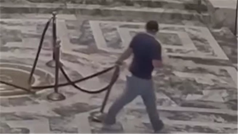 شخص مهتز نفسيا يقتحم مبنى الكابيتول ويشعل النار داخل قاعة الاستقبال