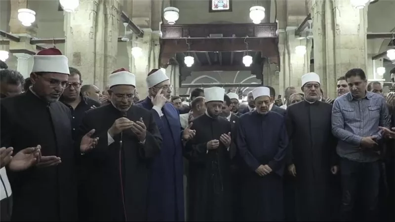 وفاة الدكتور أحمد عمر هاشم.. شيخ الأزهر والمفتي والوزير يؤدون صلاة الجنازة