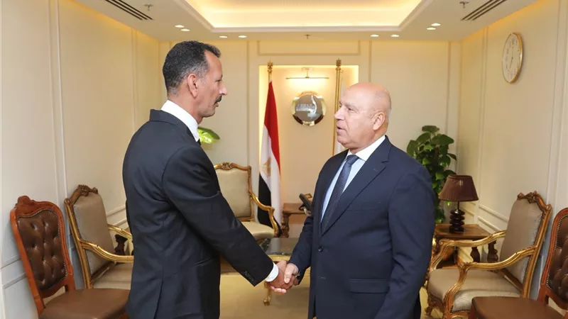 كامل الوزير يكرم سائق أعاد شنطة بها أكثر من مليون جنيه لسائحتين