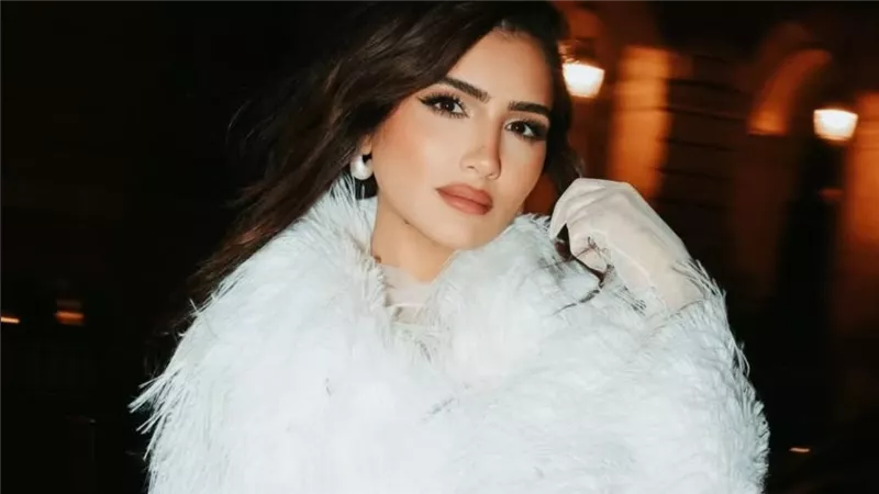الفنانة مي عمر تطل بالأبيض الملكي في أسبوع الموضة بباريس 