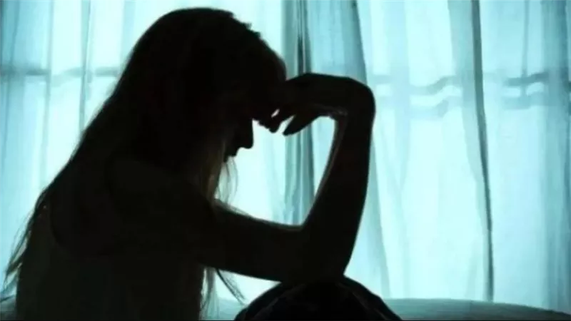 من غير ما تحس.. اكتئابك ممكن يخلي طفلك يسهر طول الليل!