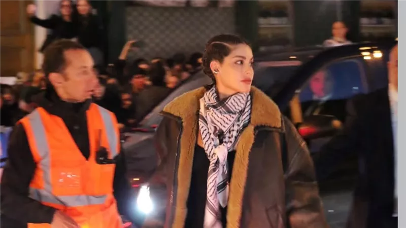 العارضة نور عريضة ترتدي الكوفية الفلسطينية في أسبوع باريس للموضة 