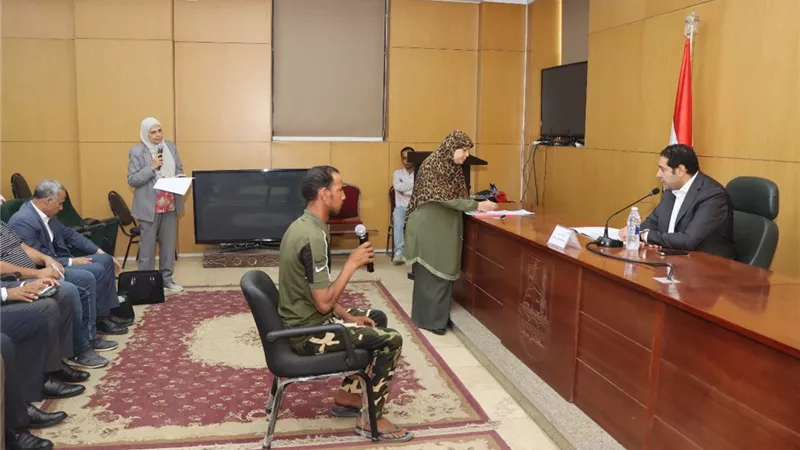 نائب محافظ بني سويف يلتقي المواطنين لحل شكاوى الأهالي ودعم الحالات الإنسانية