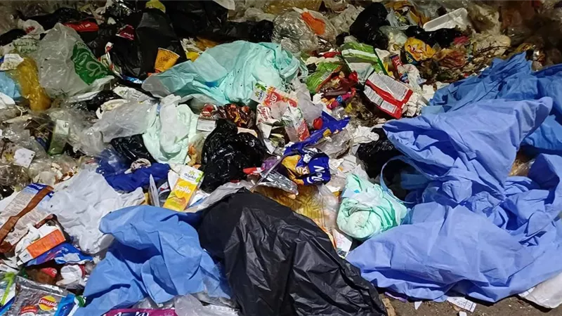 كارثة بيئية في الأقصر.. العثور على نفايات طبية خطيرة بحي الفيروز