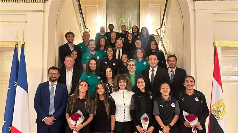 أمل عمار في الاحتفاء بمنتخب كرة القدم النسائية للناشئات بالسفارة الفرنسية