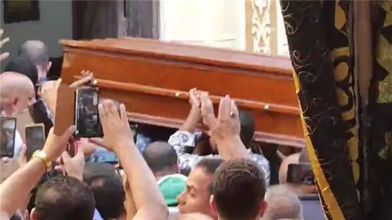 الجميع في انتظاره لوداعه.. وصول جثمان الدكتور أحمد عمر هاشم إلى الشرقية