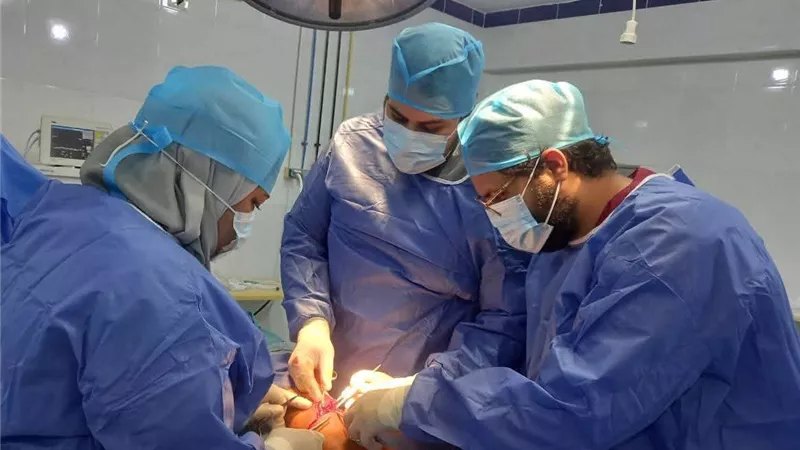 مستشفى عزبة البرج تنقذ حياة طفل بعد إصابته بجرح قطعي ونزيف شديد