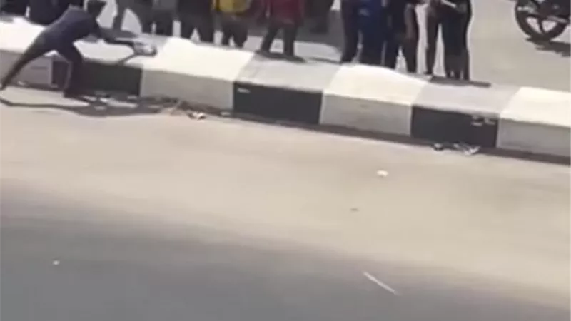 الأمن يغحص فيديو يظهر تجمع مدمنين حول تجار مخدرات أعلى محور عمرو بن العاص