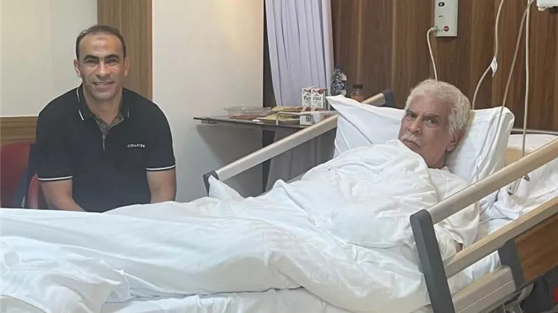 بين الأهلي والزمالك.. الرياضة تجمع لا تفرّق في زيارة عبدالحفيظ لحسن شحاتة