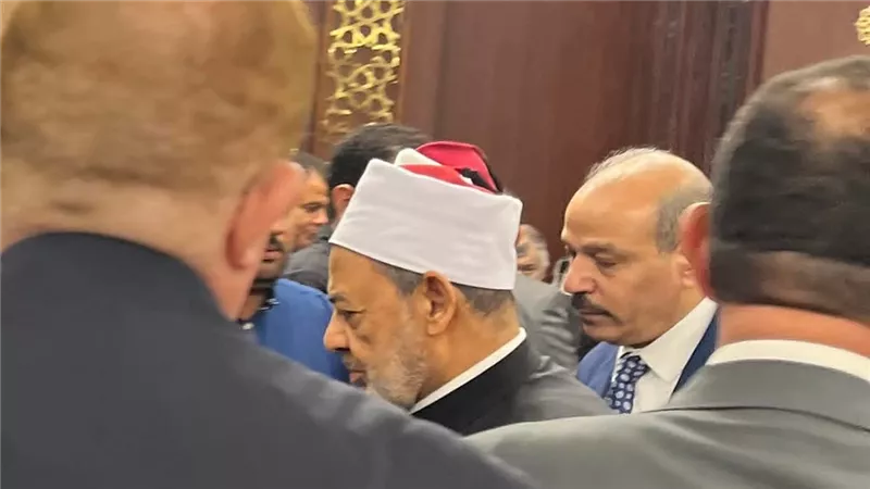 يتقدمهم الإمام الأكبر.. علماء وطلاب الأزهر يقدمون واجب عزاء أحمد عمر هاشم |صور