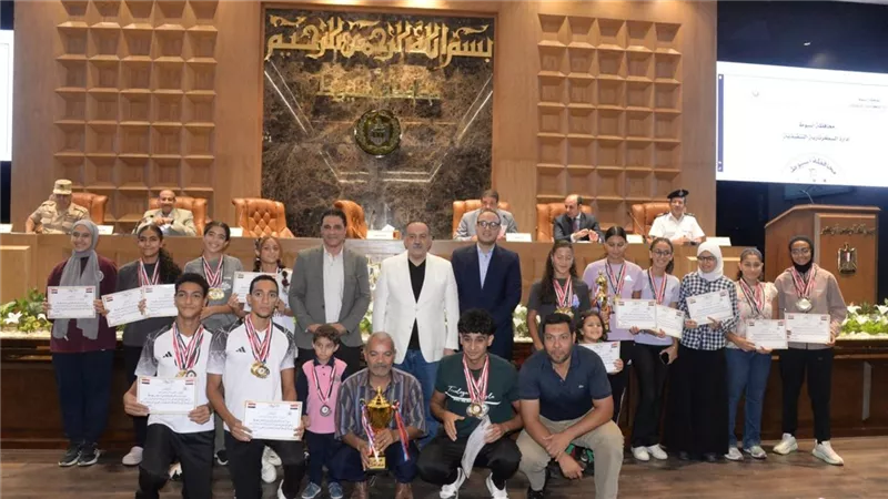 محافظ أسيوط يكرم أبطال السباحة بعد فوزهم بالمركز الأول في بطولة الصعيد لمراكز 