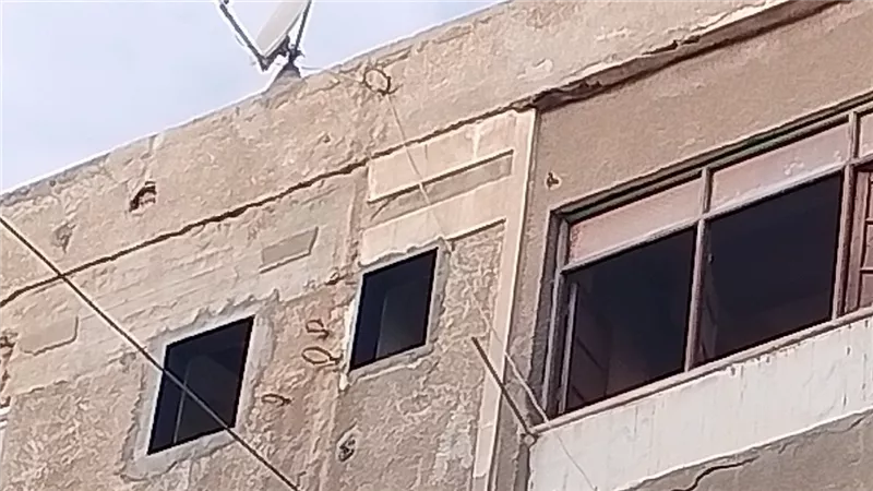 السقف بينزل ميه.. شكوى من عمارات الإسكان الاجتماعي المتهالكة بدمياط 