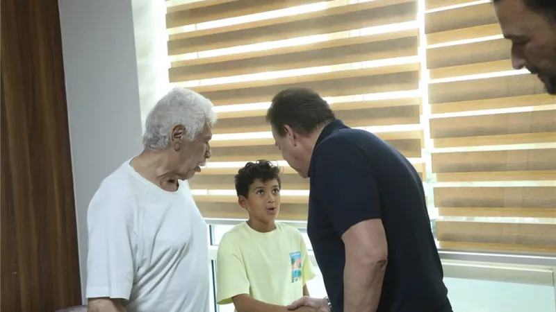 تكليف رئاسي..وزير الصحة والسكان يزور الكابتن حسن شحاتة للاطمئنان على حالته