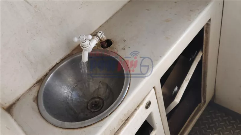 بعد نشر نيوز رووم.. لجنة من السكة الحديد تؤكد وجود المياه بقطار الصعيد رقم 157