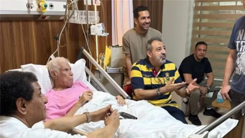 ​لفتة وفاء.. مجدي عبد الغني يدعم حسن شحاتة بزيارة في المستشفى