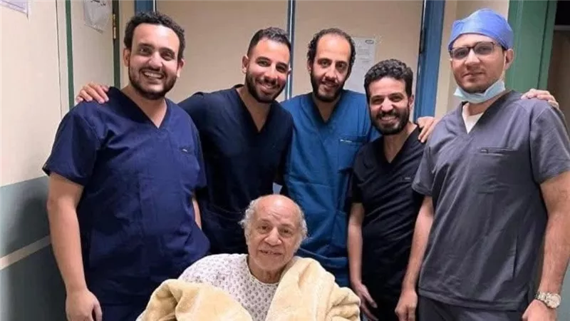أول ظهور للفنان عيد أبو الحمد مع الطاقم الطبي بعد أزمته الصحية 