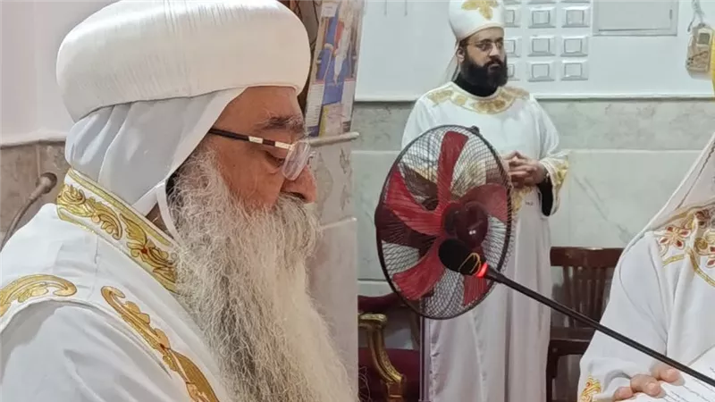 الأنبا تكلا يصلي القداس الإلهي بكاتدرئية الشهيد العظيم مارجرجس بدشنا