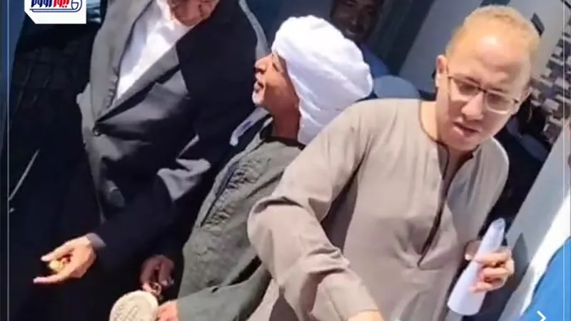 شاب قبطي يوزع الحلوى على المصلين عقب خروجهم من صلاة الجمعة | صور وفيديو