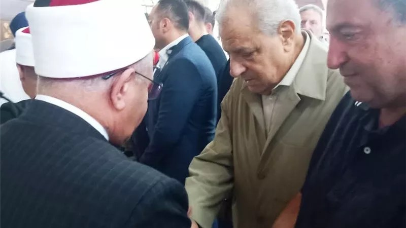 نائبا عن وزير الأوقاف.. وكيل أوقاف الجيزة يقدم واجب العزاء لابراهيم محلب