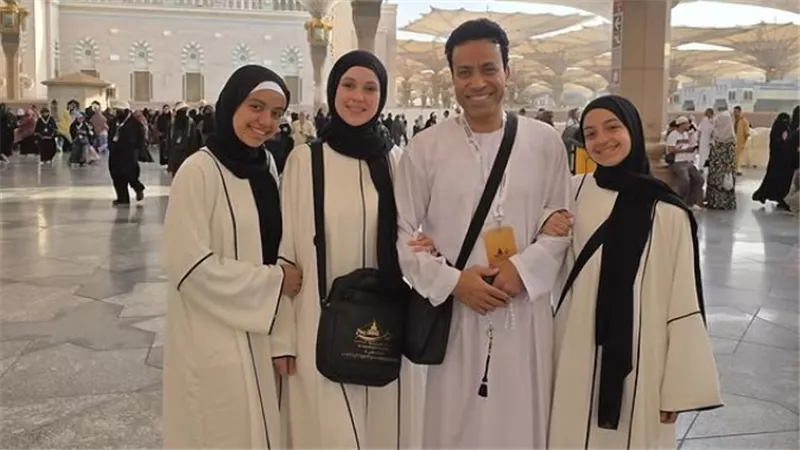 سامح حسين يؤدي مناسك العمرة مع زوجته وابنتيه |صورة