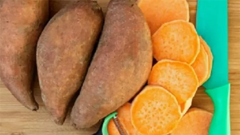 استمتعي بمذاق البطاطا الحلوة بـ4 طرق مختلفة.. وصفات لا تقاوم 	