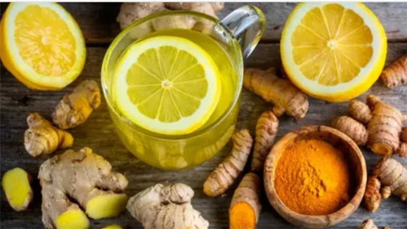 مشروب الكركم الذهبي بين الماء والحليب… الفرق في الطعم والفائدة! 	