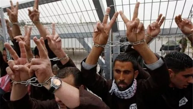 تعزيزات عسكرية أمام سجن عوفر استعدادا لإطلاق سراح الأسرى الفلسطينيين