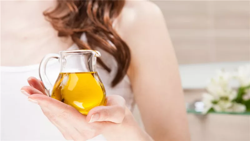 لصحة شعرك وحمايته.. فوائد صحية يقدمها زيت الزيتون لخصلاتك