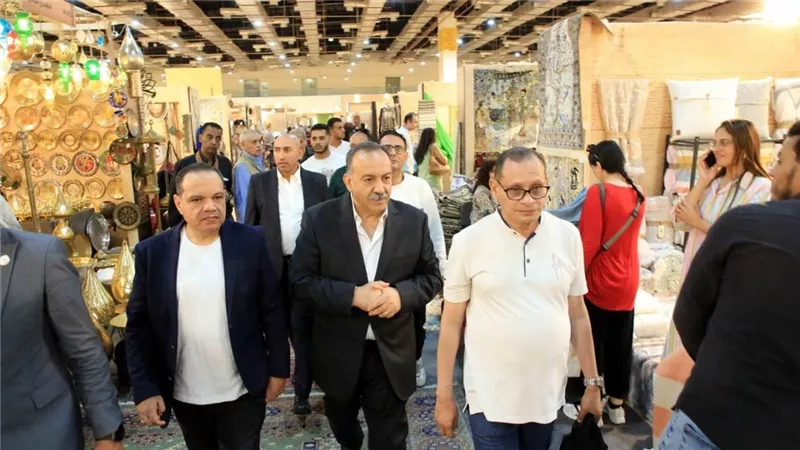 محافظ أسيوط يشارك وفدا من طلاب جامعتي أسيوط وبدر في زيارة معرض 