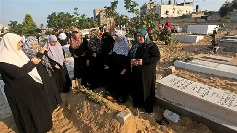حكم قيام النساء بدفن المرأة المسلمة.. دار الإفتاء توضح الشروط