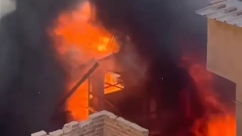 حريق هائل يلتهم مخزن سكر كبير في طنطا والحماية المدنية تدفع بثماني سيارات 