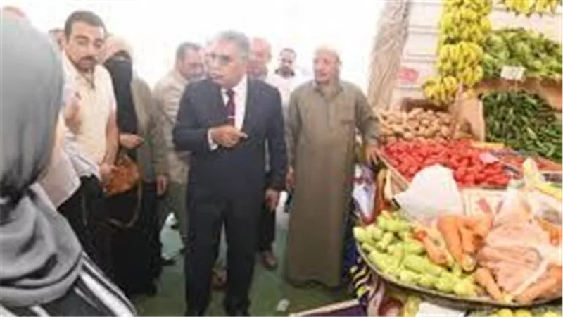 محافظ الدقهلية يتفقد المعرض الدائم للسلع الغذائية بشارع قناة السويس بالمنصورة