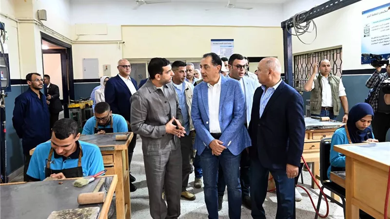 رئيس الوزراء يتفقد مدرسة 