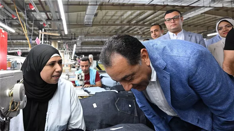 رئيس الوزراء يتفقد مصنع 