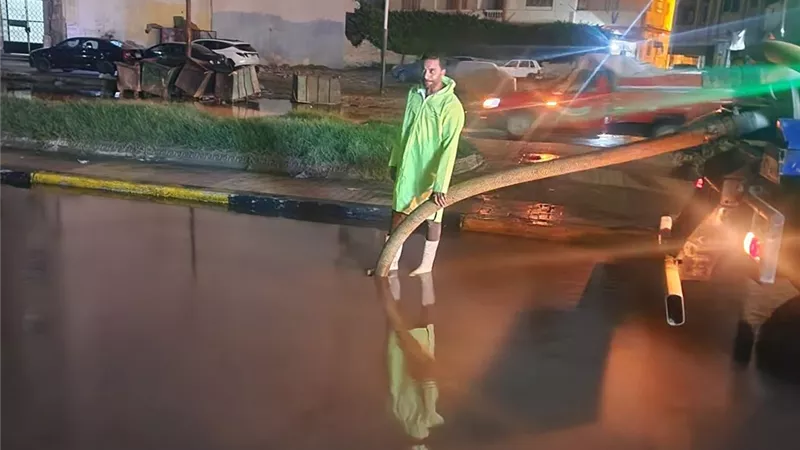 قبل دخول الشتاء.. شوارع العجمي تغرق في أول شتوية والأسباب تكشفها التحقيقات