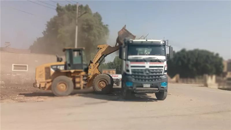محافظ أسيوط: رفع 167 طن قمامة ومخلفات خلال حملات نظافة مكثفة بالقرى