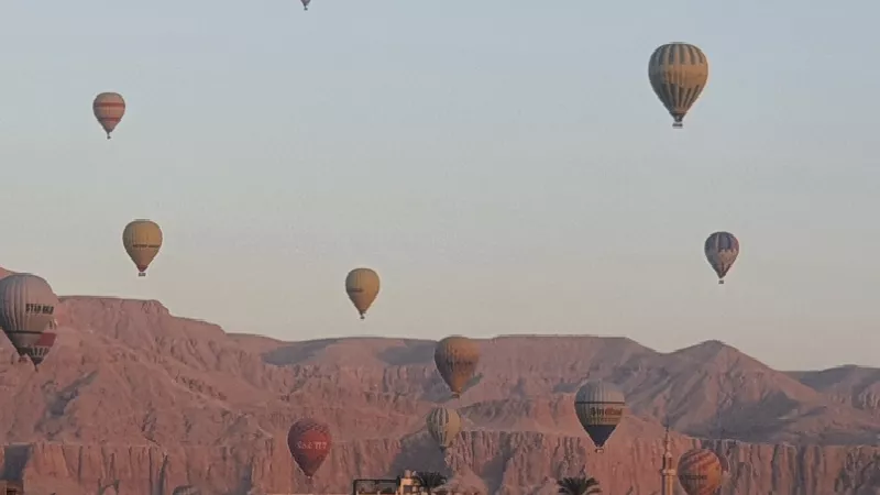 الأقصر تستعيد بريقها.. 60 رحلة بالون تحلّق في سماء المدينة بـ 1800 سائح