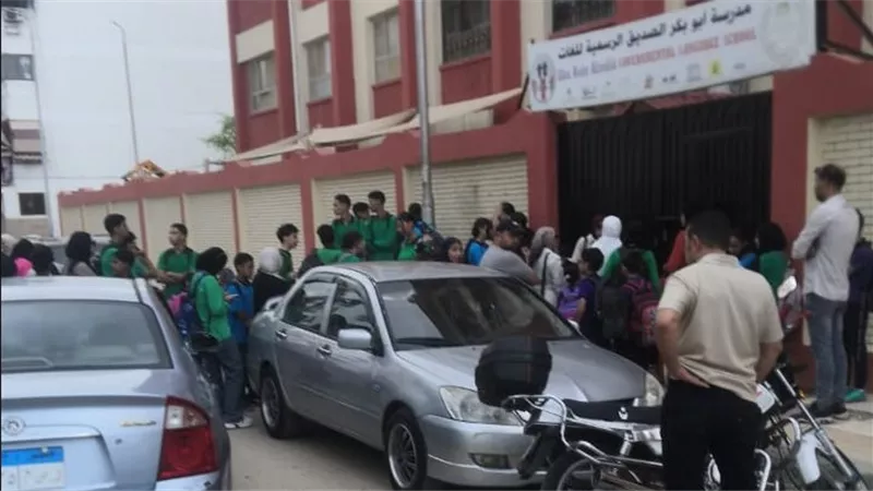 لتأخرهم عن الطابور.. إدارة مدرسة تجريبية ببورسعيد تمنع التلاميذ من الدخول
