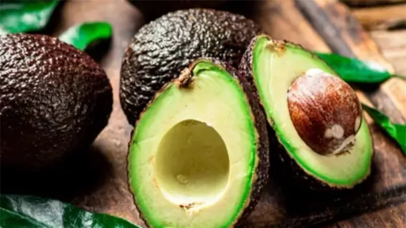 من الأخضر إلى البني… متى يصبح الأفوكادو غير صالح للأكل؟ 	