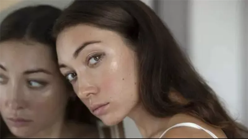 لبشرتك الدهنية..3 مكونات احذريها و3 احرصي على استخدامها 