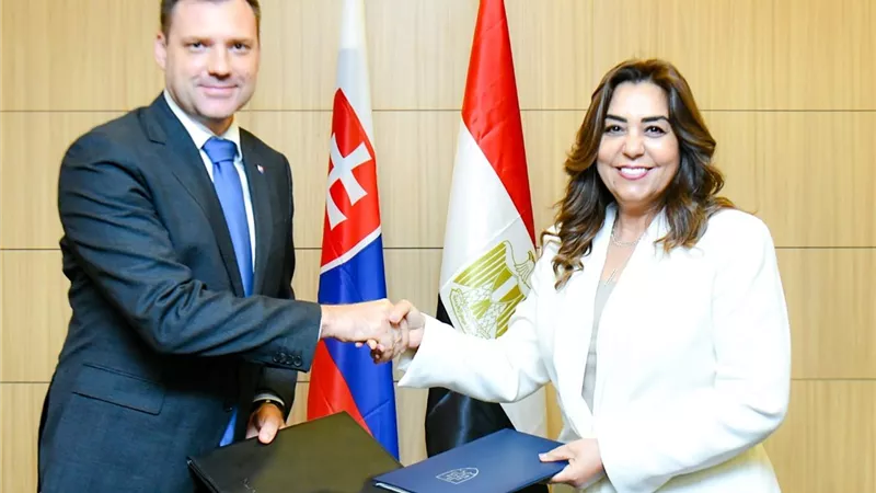 منال عوض توقع مذكرة تفاهم مع وزير البيئة بجمهورية سلوفاكيا