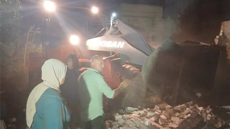 إزالة فورية لحالة بناء مخالف بقرية البساتين بدمياط