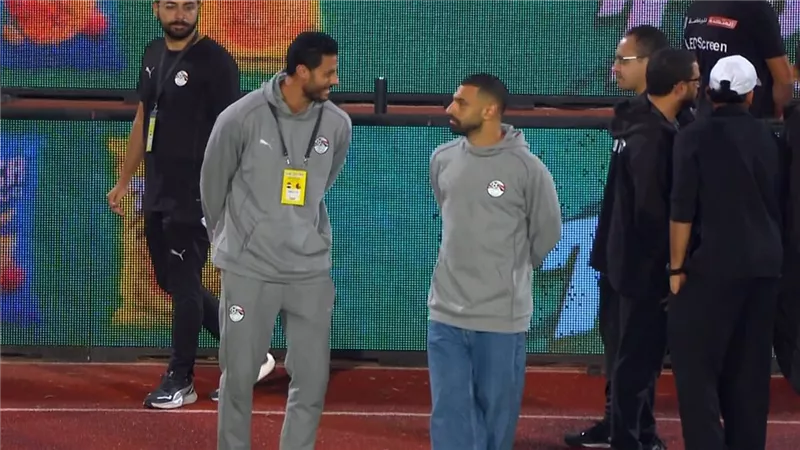للاحتفال بالتأهل لكأس العالم.. صلاح والشناوي يساندان المنتخب أمام غينيا بيساو