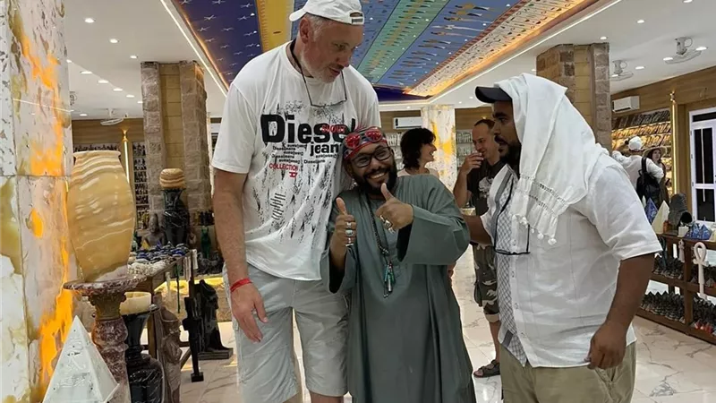 انبهر بسحر التاريخ وكرم الناس.. أليكس أطول رجل في بولندا يزور الأقصر لأول مرة