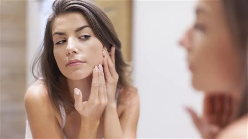 لماذا أصبحت عمليات التجميل أكثر شعبية بين الشباب؟.. فتاة تكشف السبب