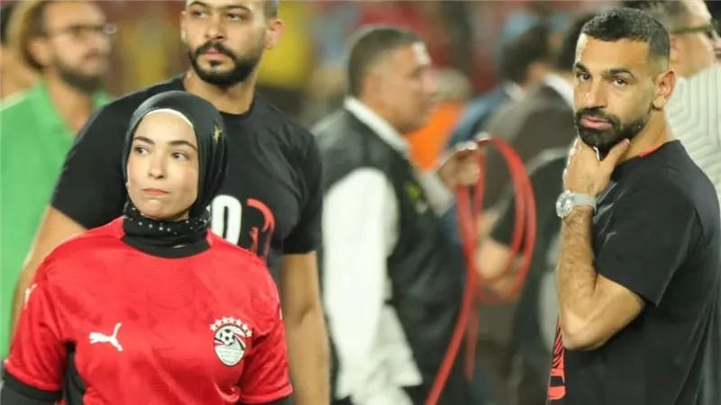 الزوجة السند.. ماجي محمد صلاح تخطف الأنظار في فرحة التأهل لكأس العالم