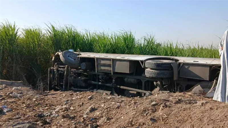 أول صور لانقلاب أتوبيس نقل عمال بمصنع الألومنيوم وإصابة 19 عاملًا بقنا